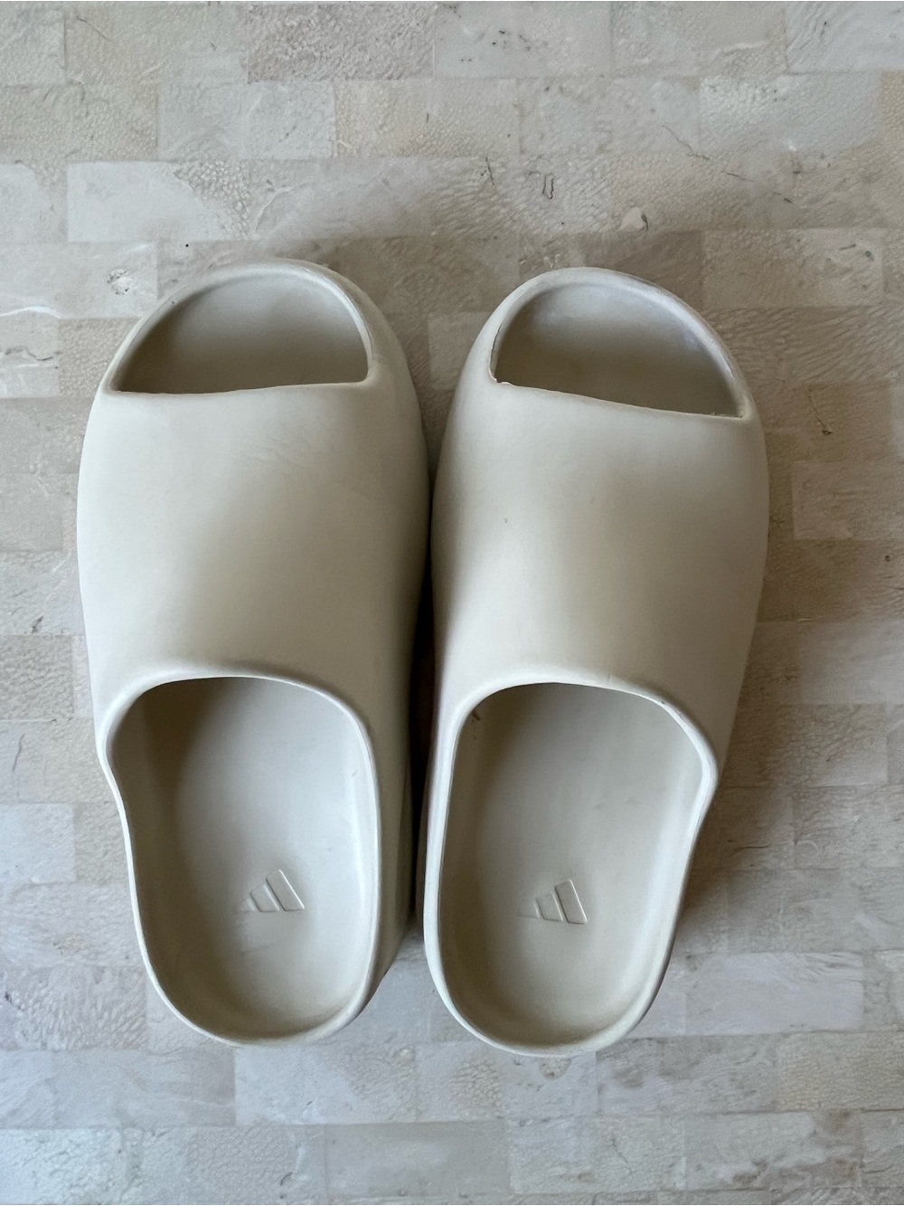 Yeezy Slides - Picture 4 of 5